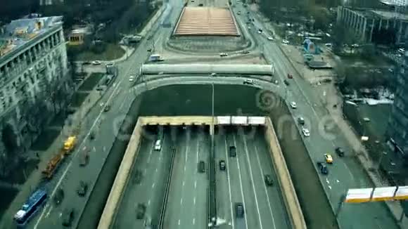 繁忙的城市大道上的高空超移视频的预览图