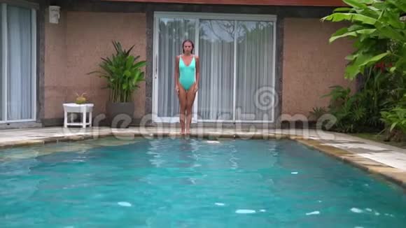 苗条的年轻女人在游泳池里的水下潜水和游泳在一个私人家庭庭院里度过一个美好的假期射击视频的预览图
