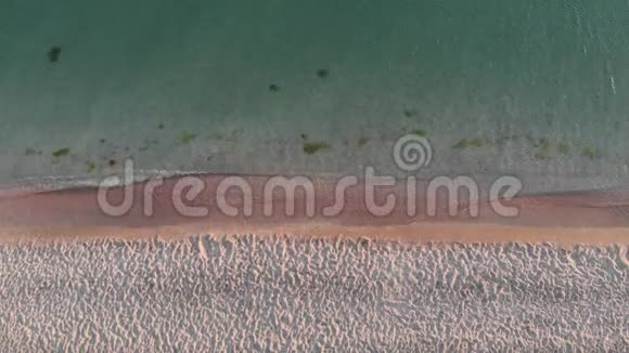 没有人的海浪拍打在海滩上的鸟瞰无人机镜头视频的预览图