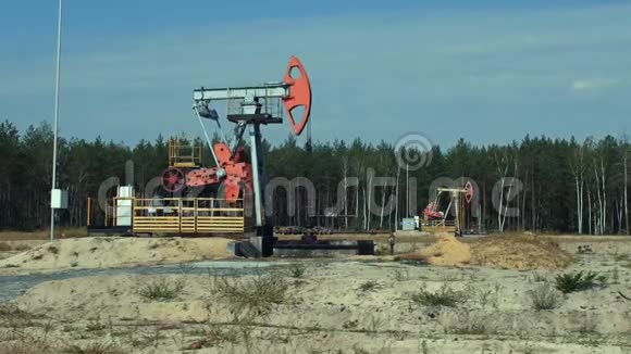 俄罗斯森林附近的油井上的老水泵视频的预览图