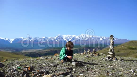 一个非常可爱的男孩在山上玩得很开心小帅哥在山顶上和山一起放松视频的预览图