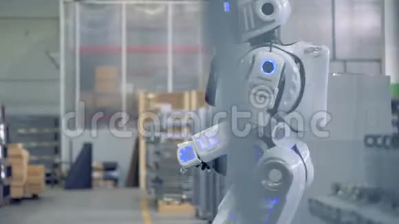 工厂的员工用手势和人形机器人交流视频的预览图