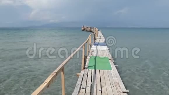 希腊科孚岛卡拉马基海滩浮动码头视频的预览图
