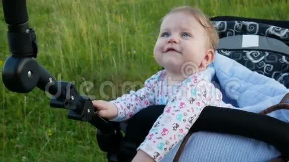 婴儿车里的女孩视频的预览图
