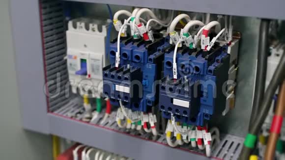 电气箱包含多个端子继电器电线和开关制造与安装理念视频的预览图