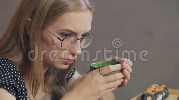 年轻漂亮的女人喝绿茶视频的预览图