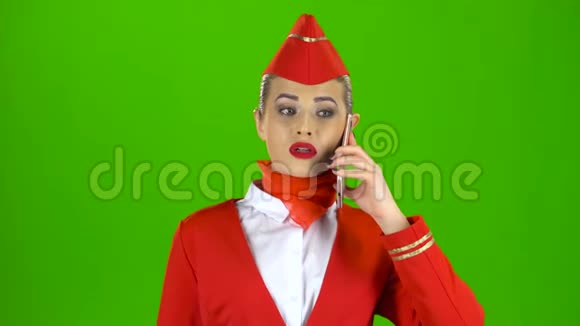 女空姐在打电话很高兴绿色屏幕视频的预览图
