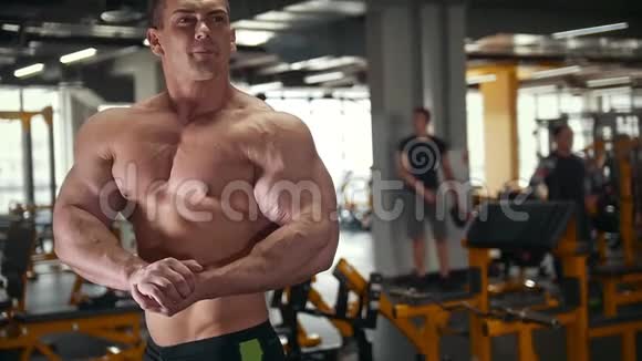 强壮的赤膊健美赤裸的肌肉躯干在健身房视频的预览图
