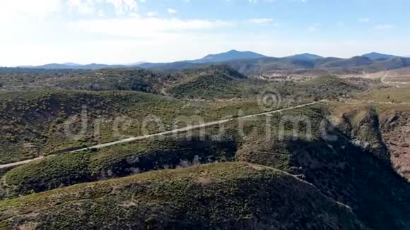南加州拉古纳山区的小型沥青路视频的预览图