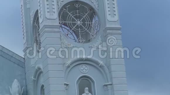 建筑塔天主教大教堂与宗教十字架顶部背景多云的塔状天主教会视频的预览图