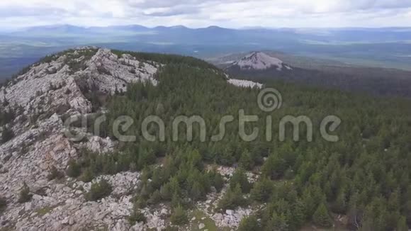 与游客一起俯瞰岩石剪辑多云天空的丘陵地形地平线从岩石山谷的景色和行走在视频的预览图