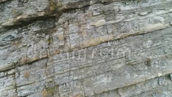 悬崖近景灰色和黄色岩石纹理与小岩石视频的预览图