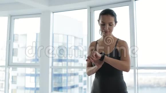 年轻可爱的女人在蹲视频的预览图