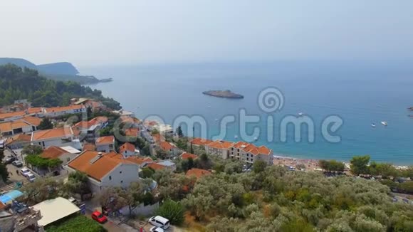 黑山海滩的鸟瞰图布瓦里维埃拉拉迪诺维奇1视频的预览图