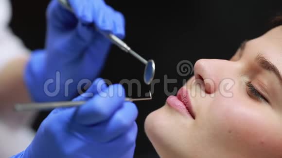 牙医检查病人牙齿关闭视频的预览图