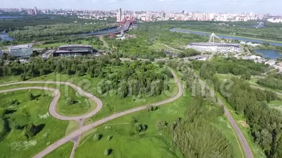 俄罗斯莫斯科航空全景莫斯科Krylatsky山循环轨道Krylatskaya循环道路无人驾驶飞机引导道路视频的预览图
