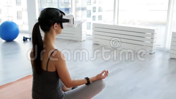 集中女性戴虚拟现实面具后景视频的预览图