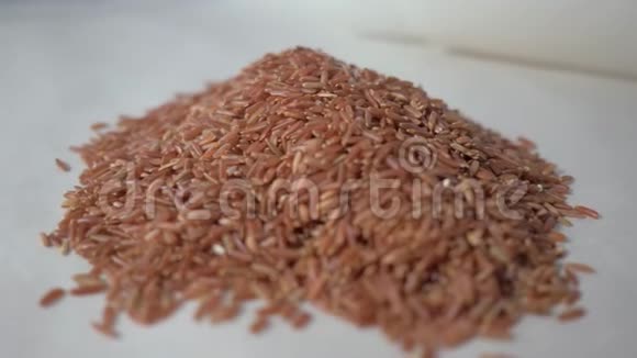 生的红米在桌子上概念食谱的片段4K食物录像视频的预览图