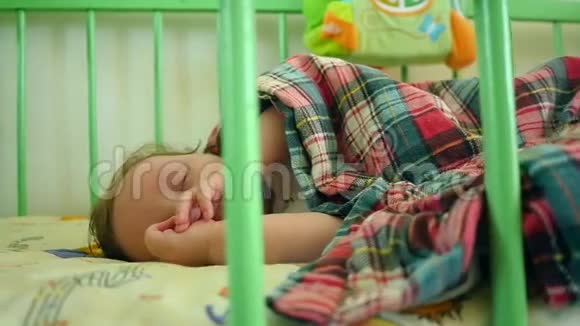 婴儿床上覆盖着熟睡的婴儿视频的预览图