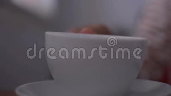 女人在办公室工作时间喝杯咖啡在电脑键盘上打字视频的预览图