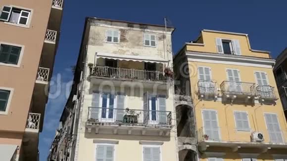 希腊科孚镇的城市景观传统的房子和快速飞过屋顶视频的预览图