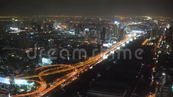 空中夜光城市景观起伏的城市街道现代建筑视频的预览图