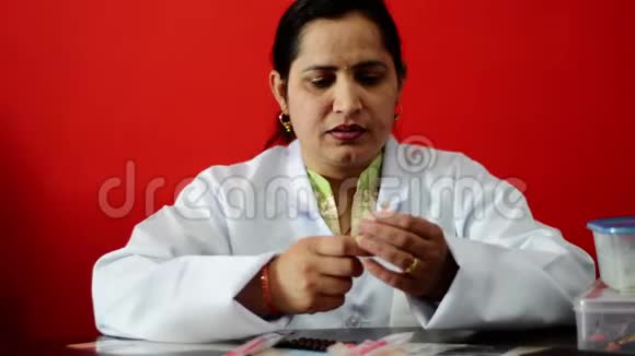 年轻的印度医生坐在她的诊所里视频的预览图
