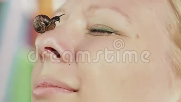 鼻子上的蜗牛视频的预览图