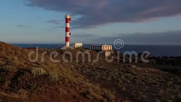 从灯塔法罗德拉斯卡自然保护区和日落黑云的高度观看加那利的特内里费视频的预览图