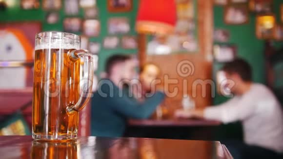伙计朋友喝啤酒在后台讨论一些事情重点放在啤酒上视频的预览图