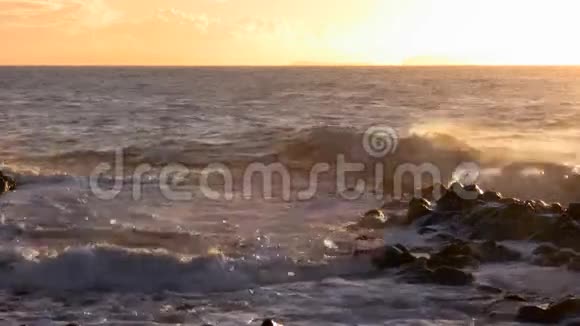 海浪拍打着朝阳视频的预览图