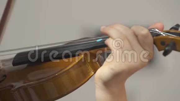 孩子拉小提琴视频的预览图