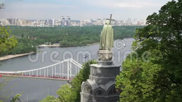 俄罗斯浸礼会弗拉基米尔纪念碑和基辅的人行桥视频的预览图