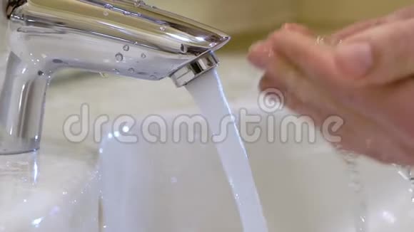 年轻人洗手洗脸视频的预览图