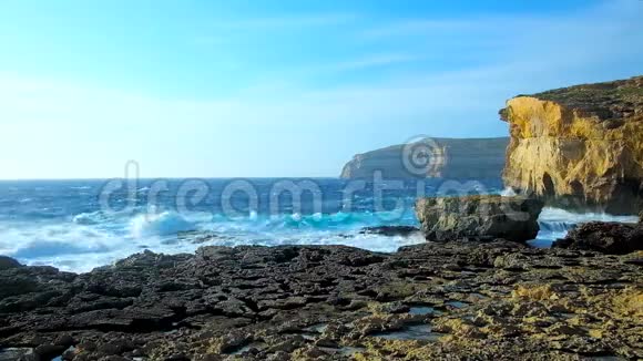 沿着马耳他戈佐的圣劳伦兹岩石海岸漫步视频的预览图