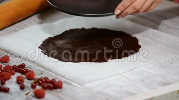 烹饪过程准备分层巧克力蜂蜜蛋糕视频的预览图