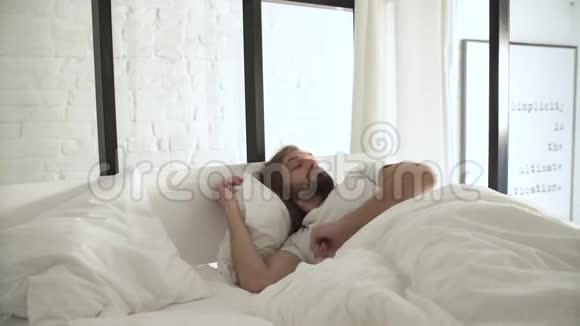 健康的睡眠快乐的人在早晨醒来坐在床上视频的预览图