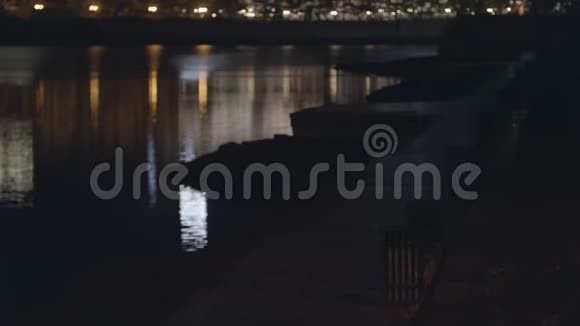 空沥青人行道附近河道城市夜间库存录像美丽的夜晚城市景观与堤岸视频的预览图