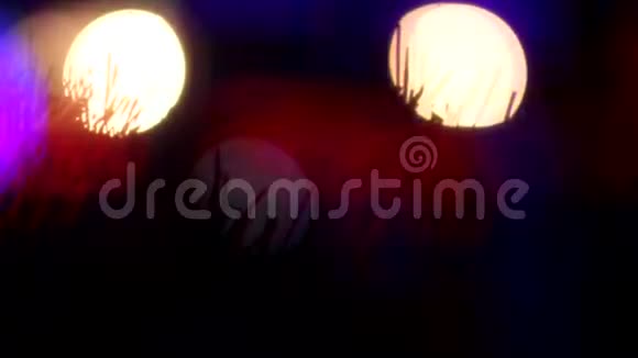 彩色抽象模糊灯光背景在夜间lub圆形bokeh灯节日视频的预览图