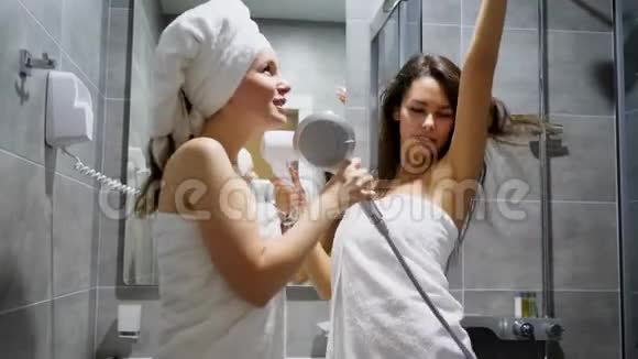 母鸡派对女朋友在烘干机里跳舞在淋浴间麦克风里唱歌视频的预览图