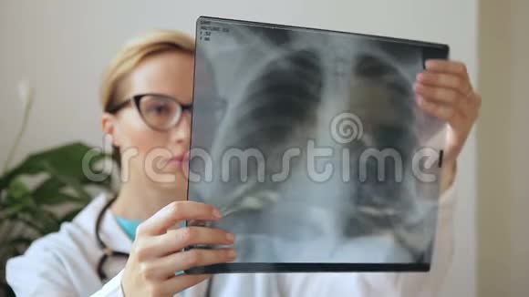 戴眼镜的女医生为乳房提供了一系列X光照片视频的预览图