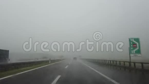 在意大利高速公路上行驶下着大雨驾驶射击司机的观点视频的预览图