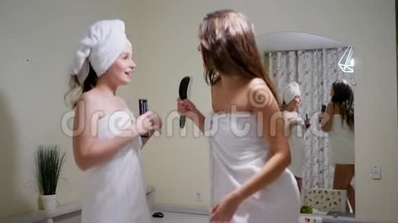 快乐的朋友到浴巾里玩在镜子前唱歌视频的预览图