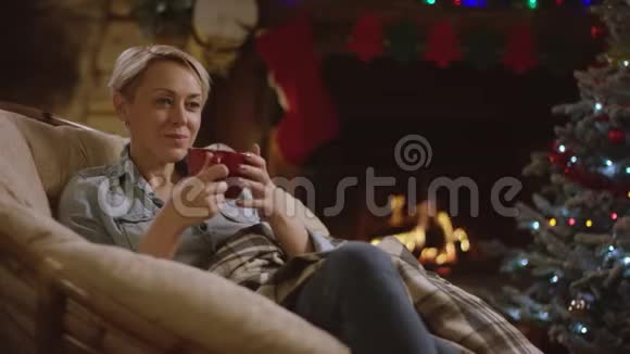 女人在圣诞夜喝茶视频的预览图