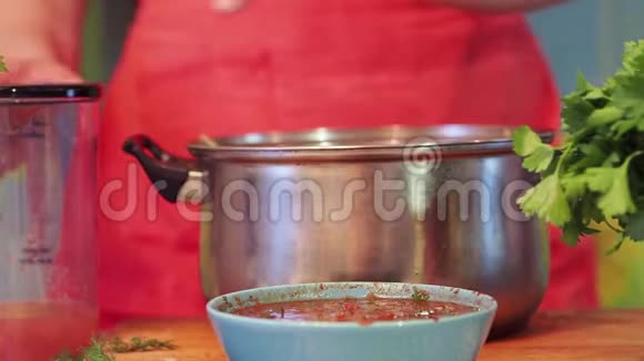 厨师把煎锅里的果汁倒入锅中视频的预览图