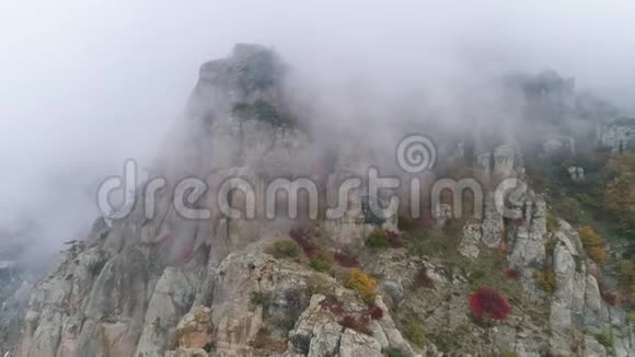 雾笼罩着高山峭壁射击清晨的山景很美视频的预览图