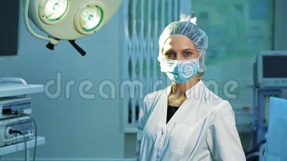 外科医生的肖像手术后视频的预览图