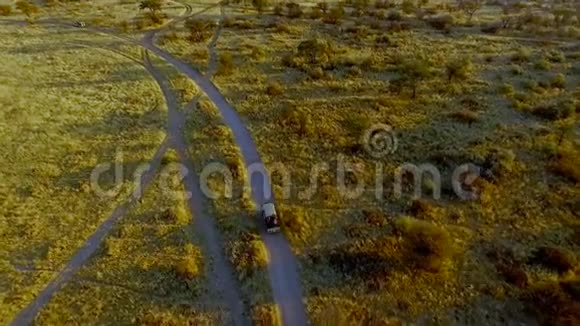 黎明时越野车在大草原上行驶视频的预览图