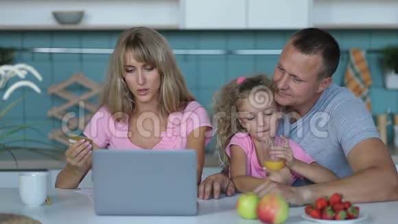家庭在家用笔记本电脑在线购物视频的预览图