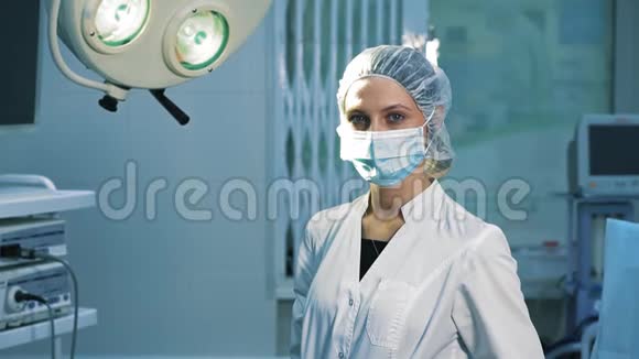 外科医生的肖像手术后视频的预览图